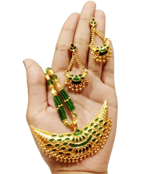 Assamese_Traditional_Gold_Plated_Red_Green_Colour_Joonbiri_Tassel_Jewellery_Set_For_Women